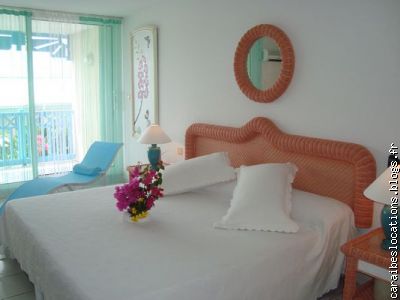 la chambre et son grand lit king size